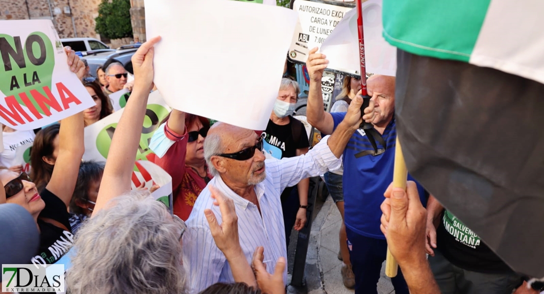 300 personas expresan su “No a la Mina” en las calles de Cáceres