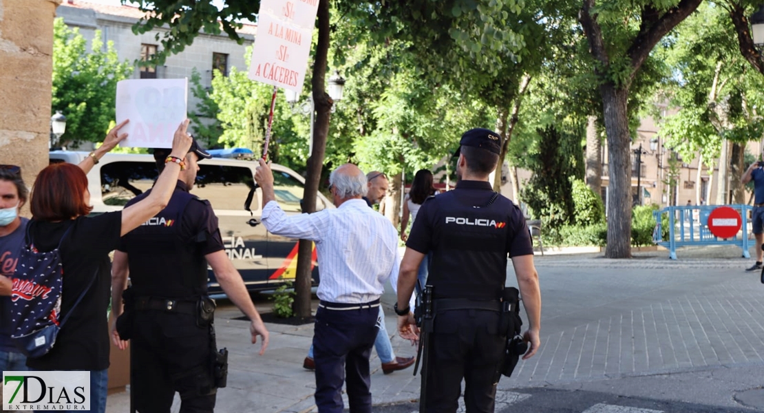 300 personas expresan su “No a la Mina” en las calles de Cáceres