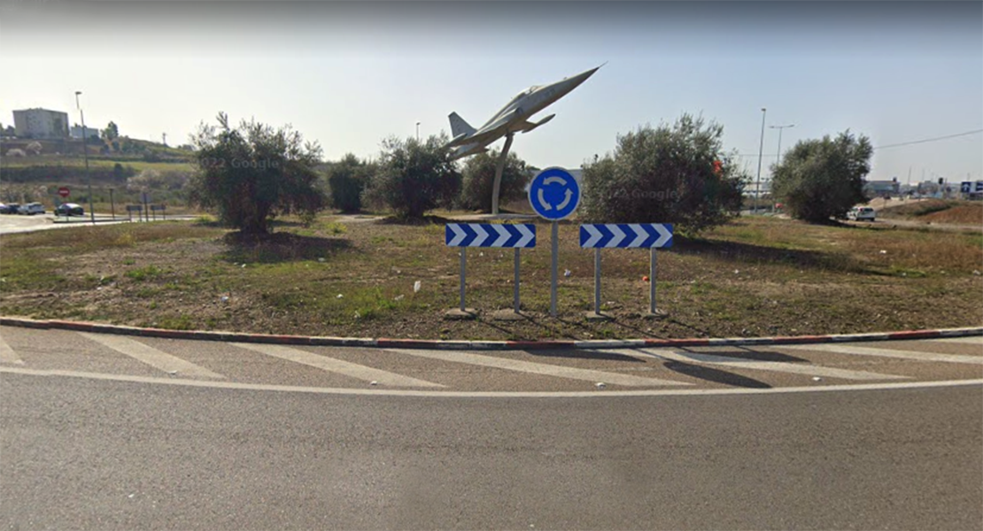 El avión de la rotonda de la Carretera de Madrid permanecerá ahí 5 años más