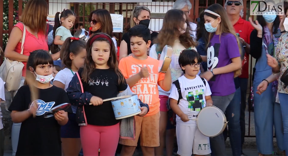 Cacerolada del CEIP Santa Marina exigiendo una mejora de las instalaciones