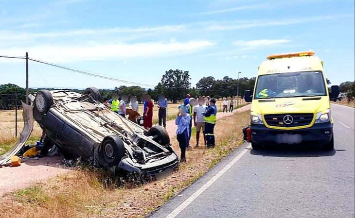 Cuatro heridos, dos de gravedad, en un accidente cerca de la EX-A1