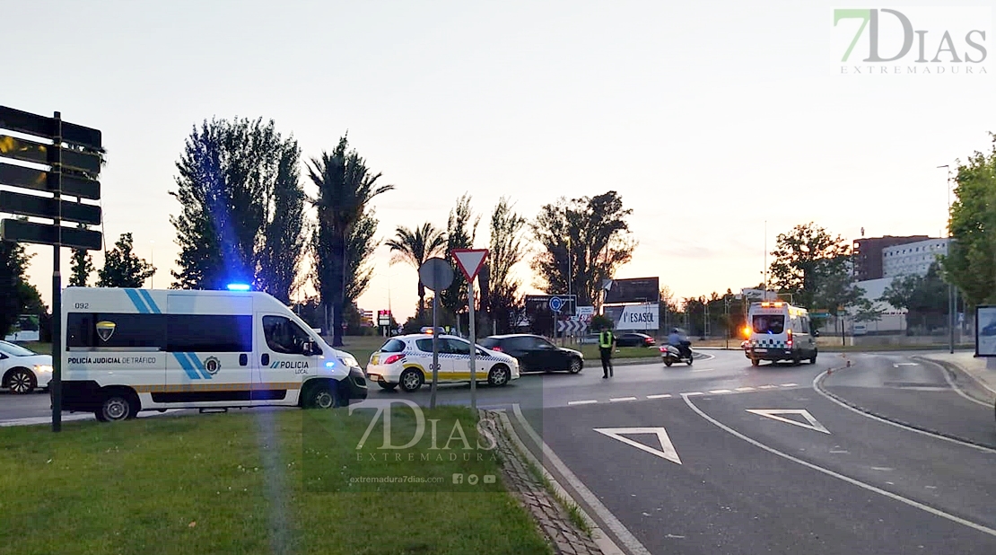 Colisión en la rotonda de Conquistadores (Badajoz)