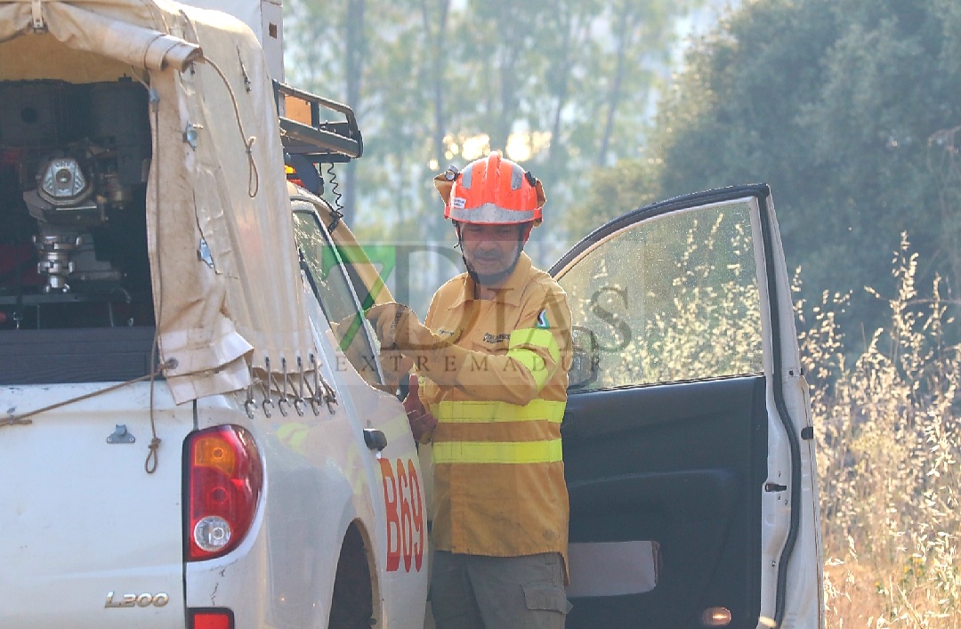 Bomberos forestales evitan el descontrol de un incendio entre Mérida y Don Álvaro