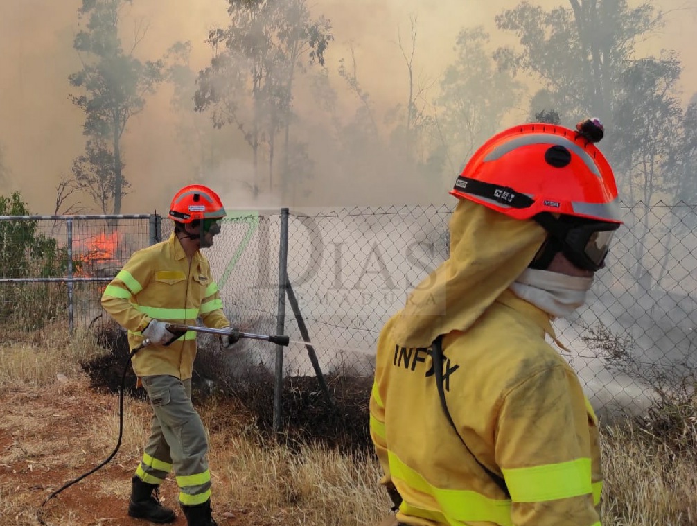 Bomberos forestales evitan el descontrol de un incendio entre Mérida y Don Álvaro