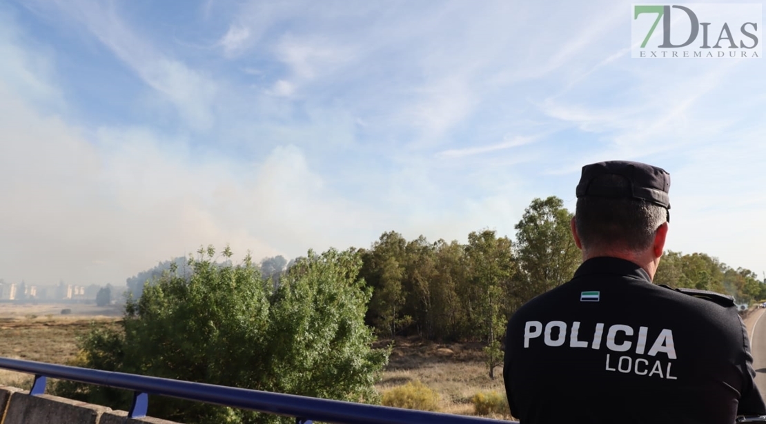 Desde las 15h se lucha para controlar un incendio al oeste de Badajoz capital
