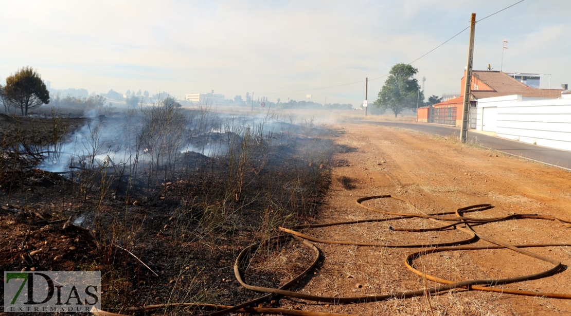 Desde las 15h se lucha para controlar un incendio al oeste de Badajoz capital