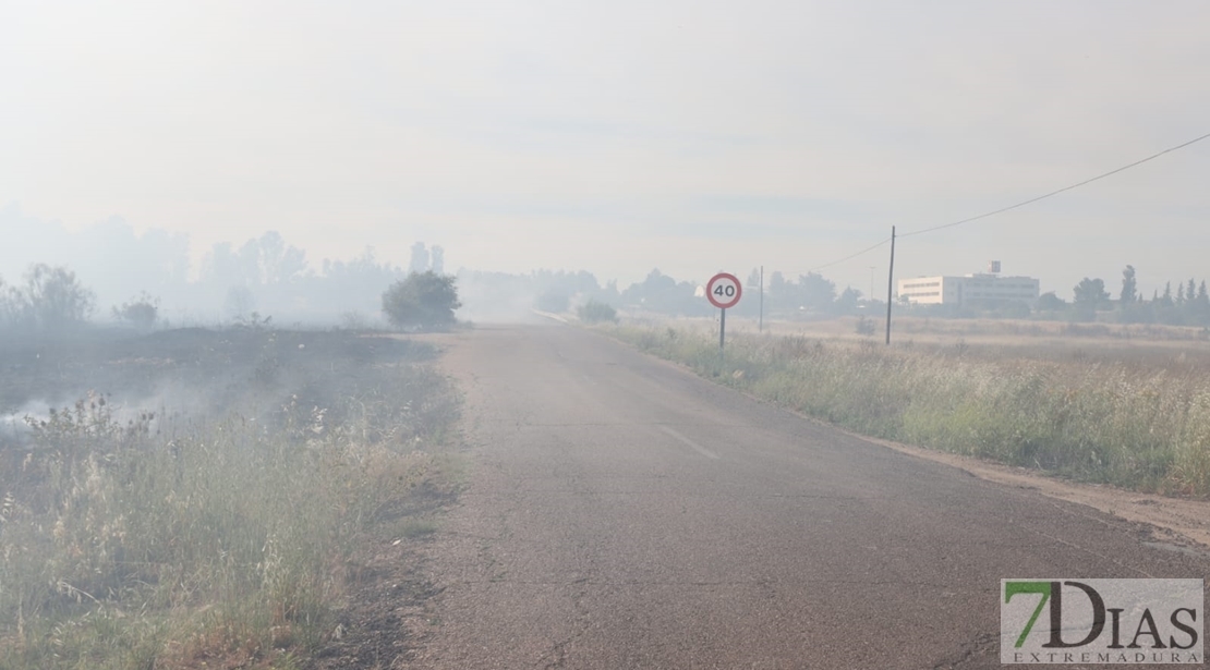 Desde las 15h se lucha para controlar un incendio al oeste de Badajoz capital