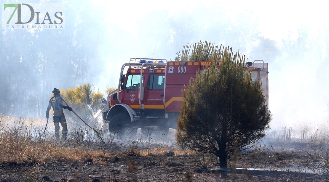 Desde las 15h se lucha para controlar un incendio al oeste de Badajoz capital