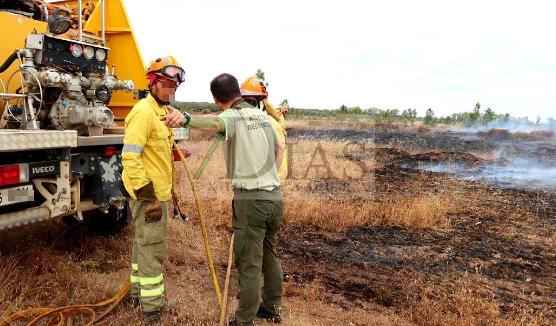 Siete horas de trabajos en un incendio en la Nacional 523 (Badajoz)