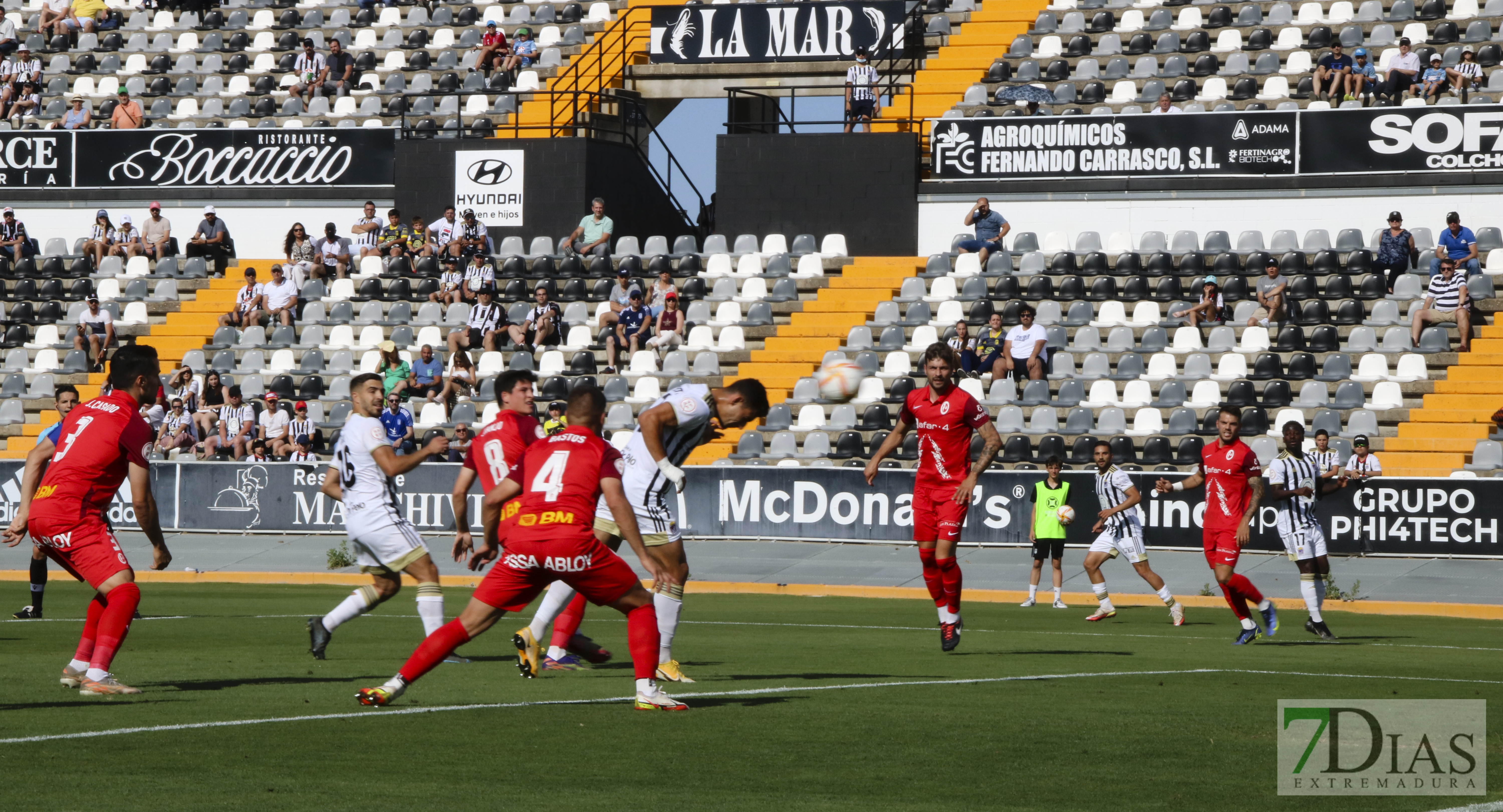 El CD. Badajoz quiere agradar pero no pasa del empate