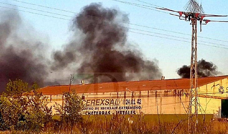 Los bomberos actúan en un incendio durante horas en la planta de reciclaje CEREXSAL