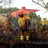 Bomberos forestales evitan el descontrol de un incendio entre Mérida y Don Álvaro