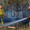 Bomberos forestales evitan el descontrol de un incendio entre Mérida y Don Álvaro