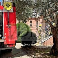 Bomberos y policías intervienen en un incendio de vivienda en el centro de Badajoz