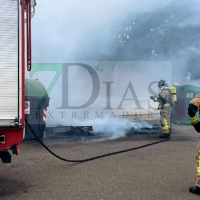 Bomberos de Badajoz actúan en un incendio en la barriada de San Fernando