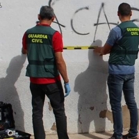 Dos jóvenes se dedican a pintar fachadas y otro a rajar neumáticos en una localidad cacereña