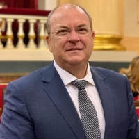 Monago pregunta al Gobierno cómo va a evitar que se queden plazas MIR sin cubrir