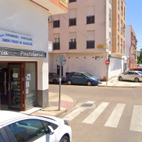 Utiliza una alcantarilla para romper el escaparate y robar en una panadería de Badajoz