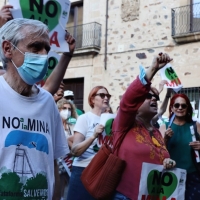 300 personas expresan su “No a la Mina” en las calles de Cáceres