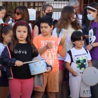 Cacerolada del CEIP Santa Marina exigiendo seguridad para sus hijos