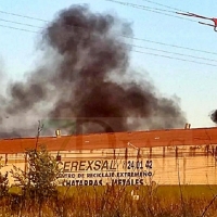 Los bomberos actúan en un incendio durante horas en la planta de reciclaje CEREXSAL