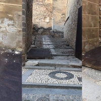 La Puerta del Capitel amanece vandalizada en el suelo
