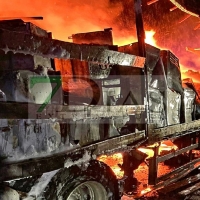 Incendio y explosiones en un tráiler a la salida de Campomayor por Badajoz
