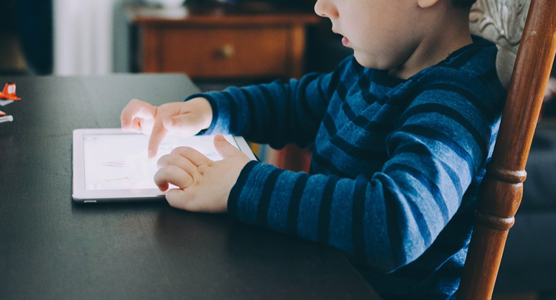 El uso de pantallas podría afectar al desarrollo cognitivo y emocional de los niños