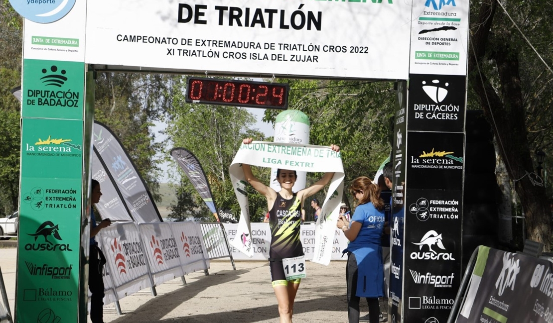 Valerio Jaraiz e Irene Cascajosa se proclaman campeones de Extremadura de Triatlón Cros