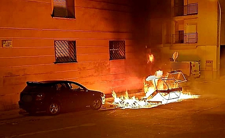 Los Bomberos sofocan el incendio en un punto limpio de Plasencia