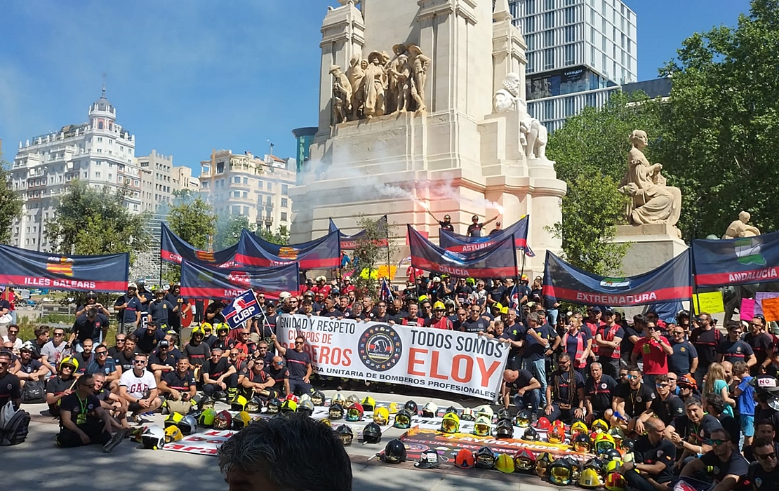 Los bomberos presionan en Madrid para conseguir la aprobación de una ley básica reguladora