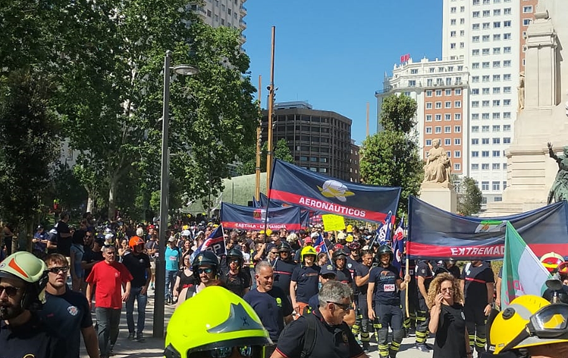 Los bomberos presionan en Madrid para conseguir la aprobación de una ley básica reguladora