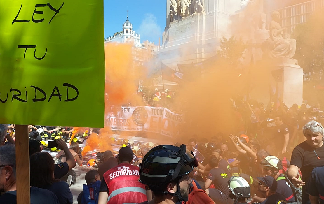 Los bomberos presionan en Madrid para conseguir la aprobación de una ley básica reguladora