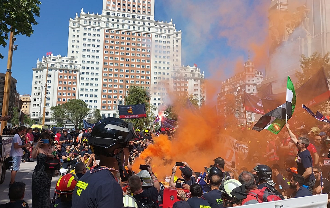 Los bomberos presionan en Madrid para conseguir la aprobación de una ley básica reguladora