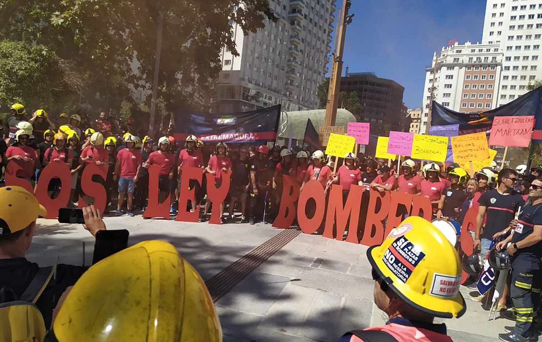 Los bomberos presionan en Madrid para conseguir la aprobación de una ley básica reguladora