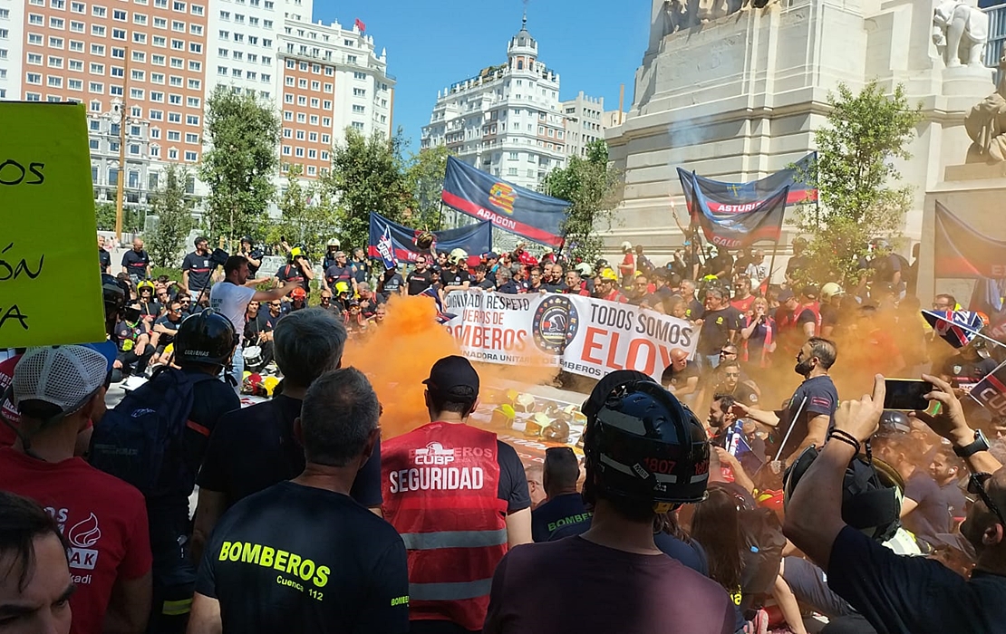 Los bomberos presionan en Madrid para conseguir la aprobación de una ley básica reguladora