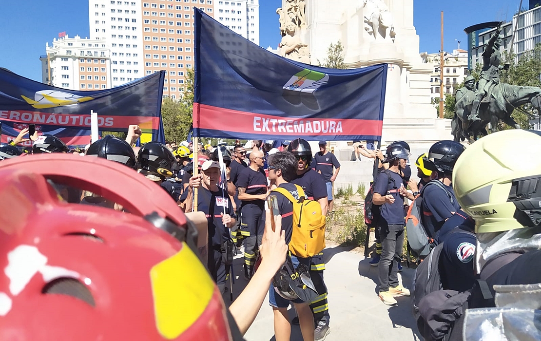 Los bomberos presionan en Madrid para conseguir la aprobación de una ley básica reguladora