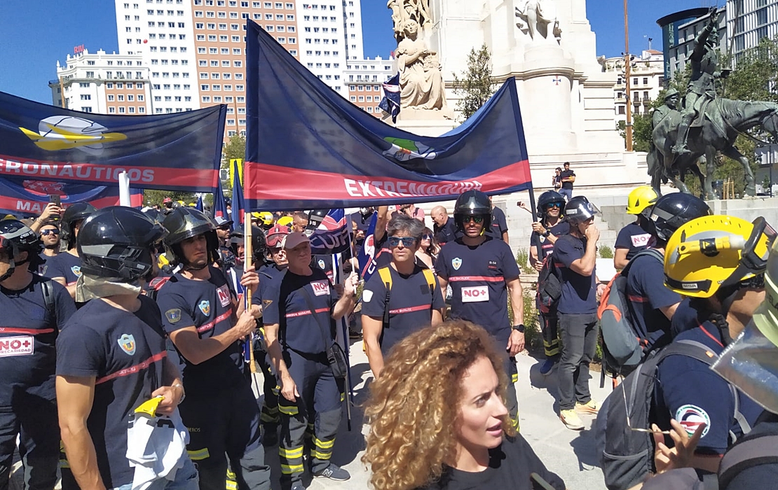 Los bomberos presionan en Madrid para conseguir la aprobación de una ley básica reguladora