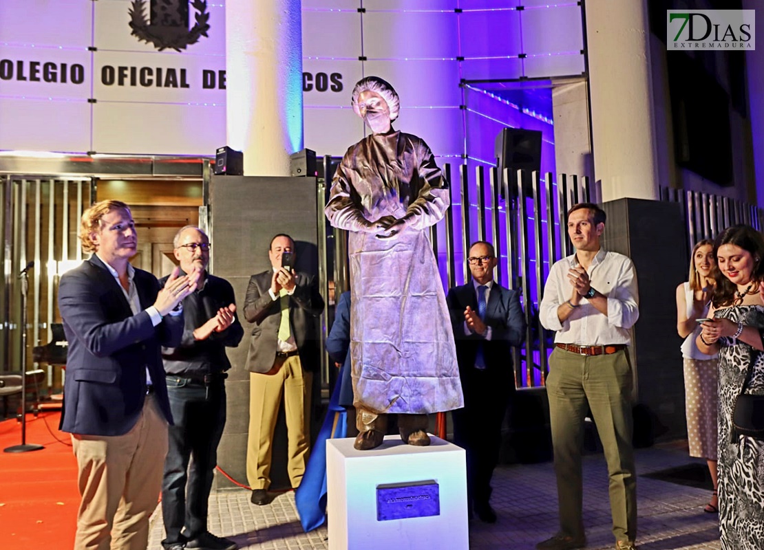 REPOR - Colocan la escultura &quot;Héroes&quot; en Badajoz, dedicada a la profesión médica