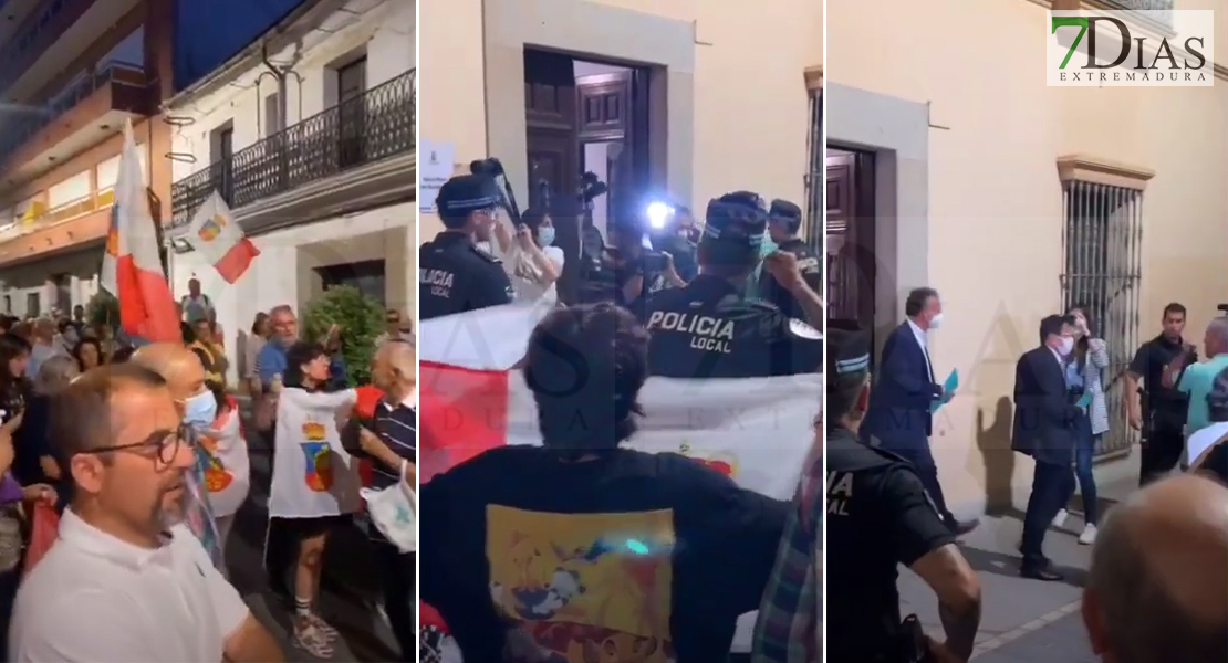 Un grupo de vecinos abuchean a los alcaldes por la fusión Don Benito-Vva: &quot;Fuera, fuera, cobardes&quot;