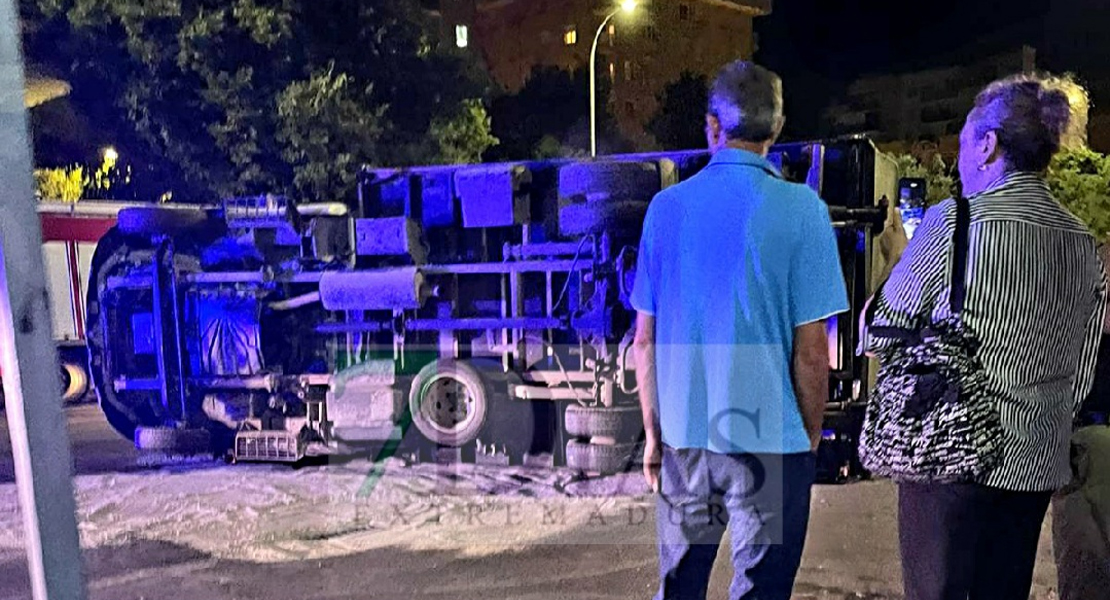 Abandona la zona tras volcar su camión en la puerta de la Estación de Autobuses de Badajoz