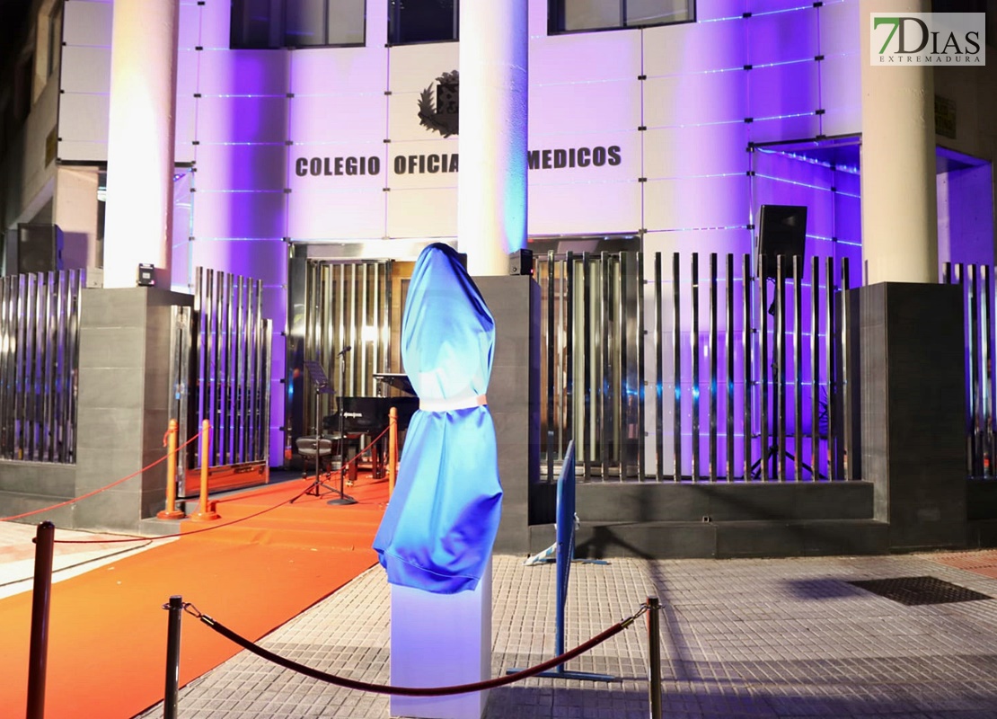 REPOR - Colocan la escultura &quot;Héroes&quot; en Badajoz, dedicada a la profesión médica