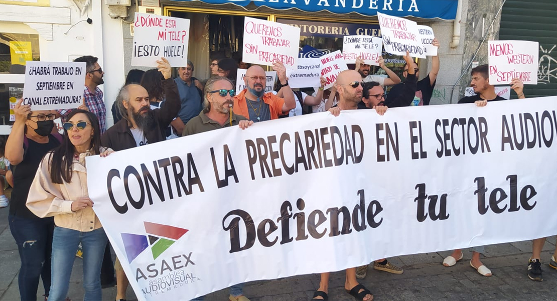 Manifestación contra la &quot;temporalidad y precariedad&quot; en Canal Extremadura