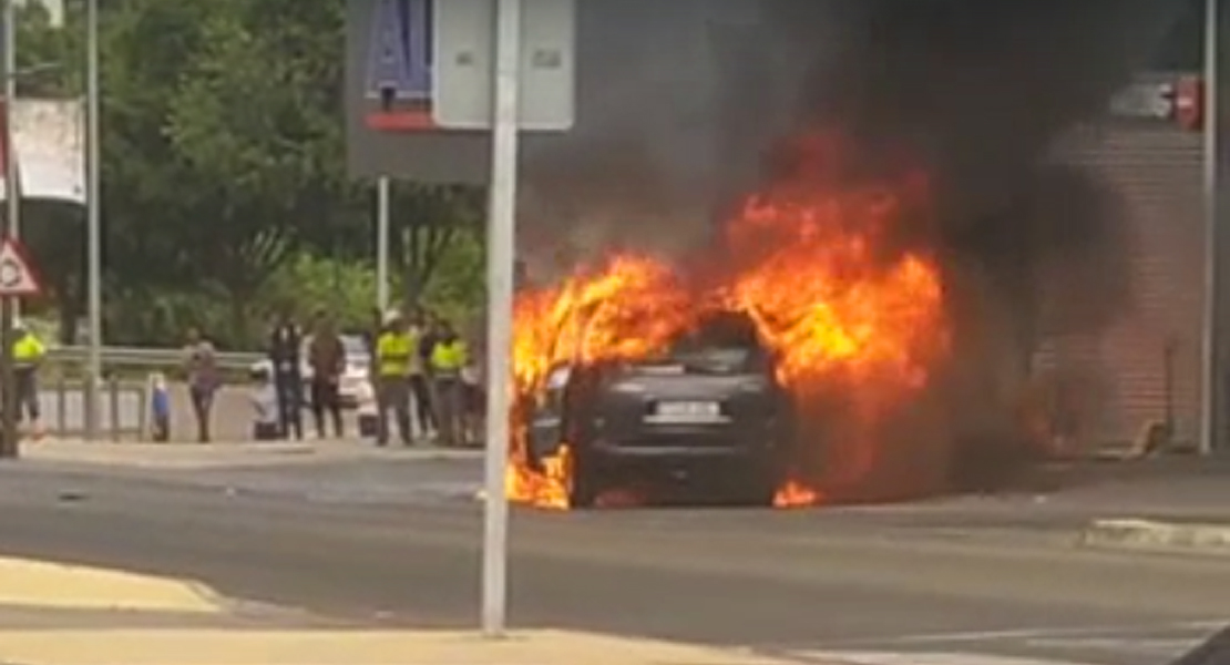 Las explosiones de un coche ardiendo en plena calle sorprenden a los placentinos