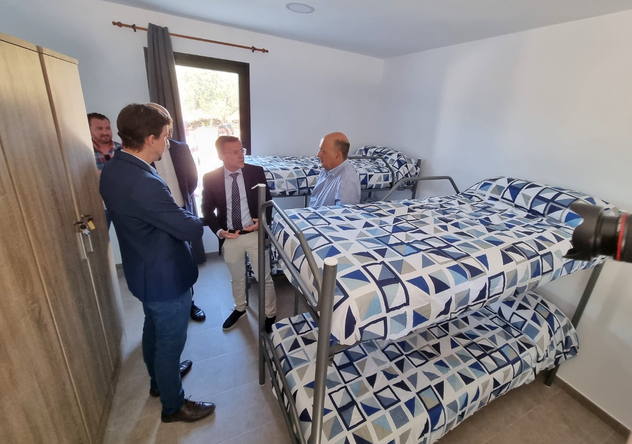 El presidente de la Diputación de Badajoz inaugura la residencia universitaria de Valverde de Burguillos