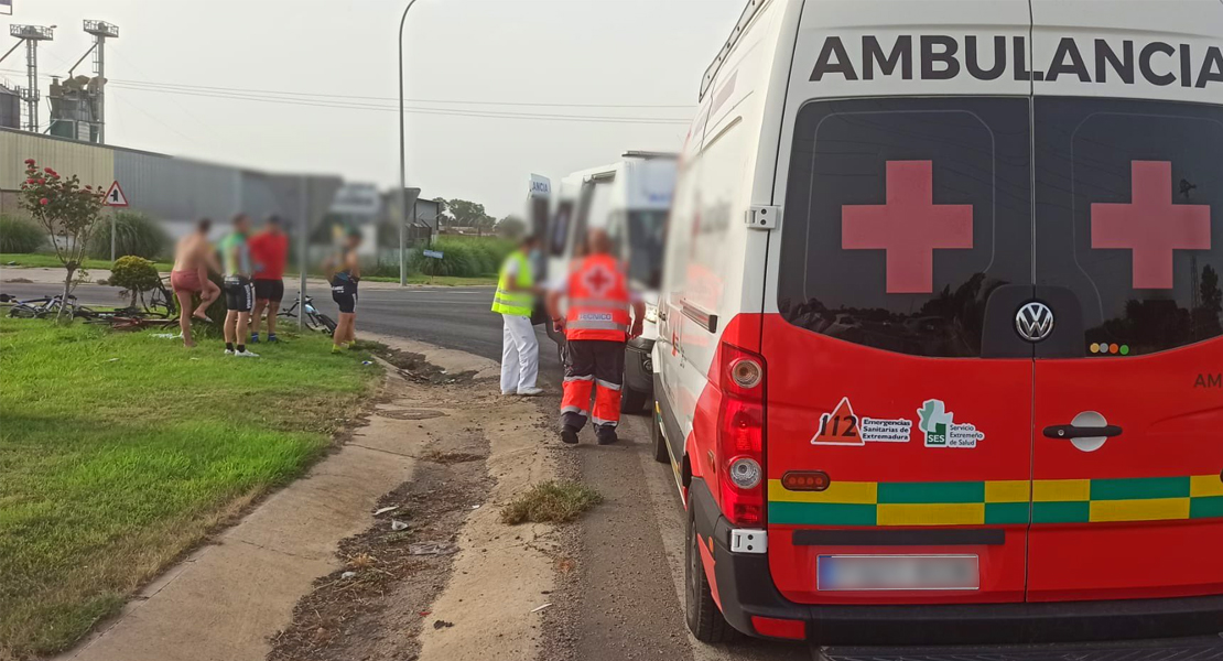 Un coche y dos ciclistas se ven implicados en un accidente a la salida de Talavera la Real