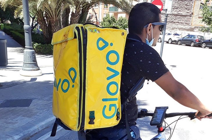 El TSJ de Extremadura confirma la existencia de la relación laboral entre Glovo y 25 repartidores