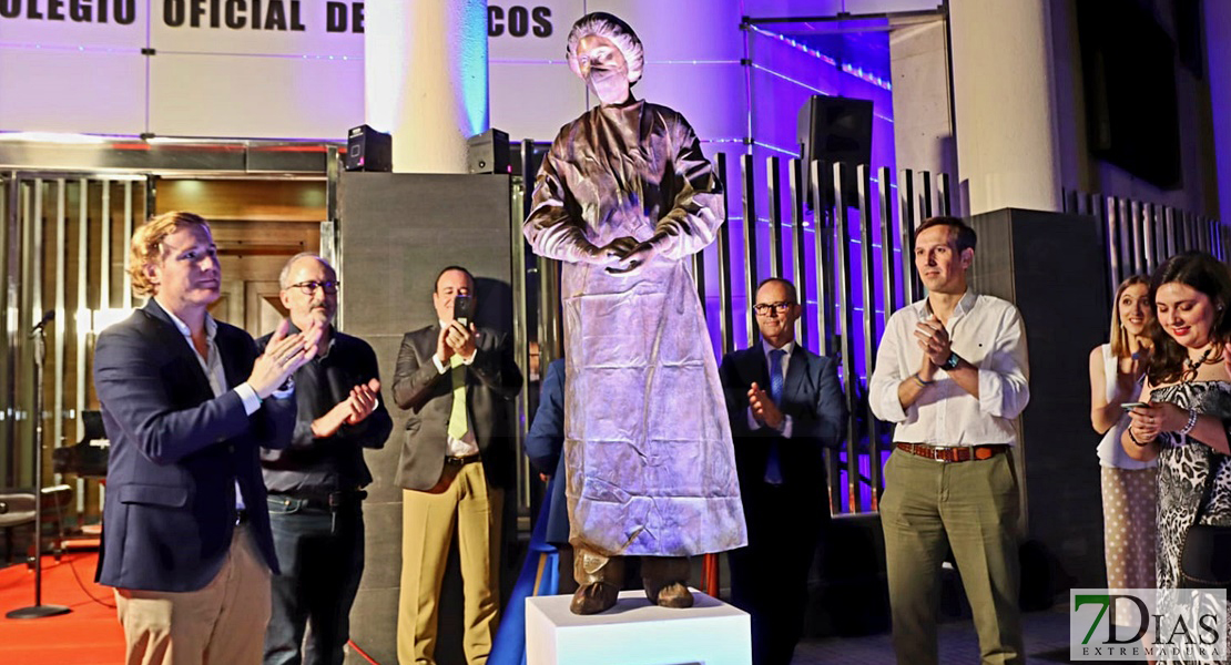 Badajoz ya cuenta con la escultura &#39;Héroes&#39; que valora la medicina