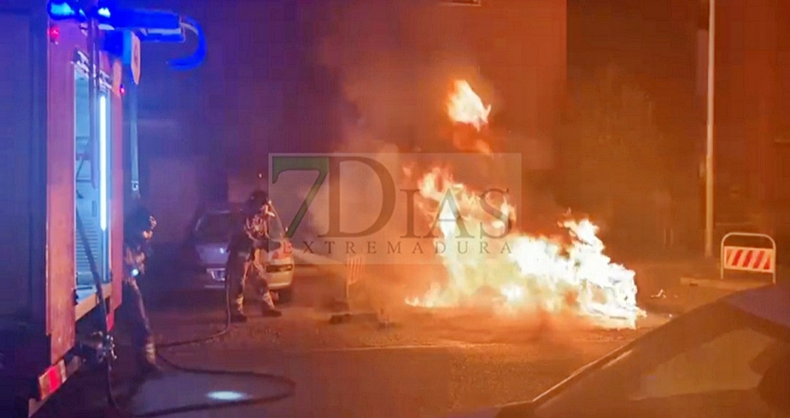 Un incendio en un punto limpio afecta a varios vehículos esta madrugada en Badajoz