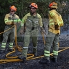 Un amplio dispositivo trabaja durante horas en un incendio forestal cercano a Badajoz